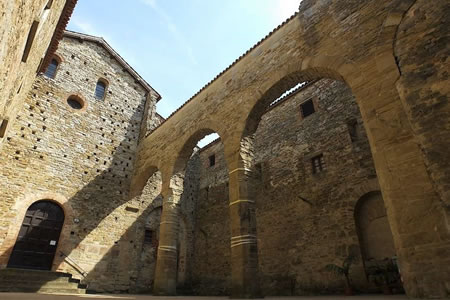 Abbazia di Badia Petroia - Atrio e navata destra con passaggio murato al chiostro