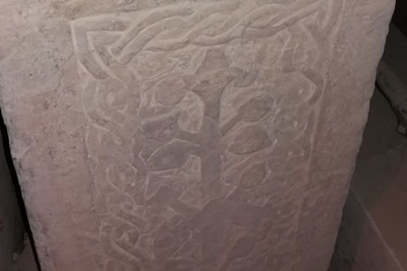 Abbazia di Badia Petroia - Palma dell'abbondanza scolpita in bassorilievo su una lastra della cripta