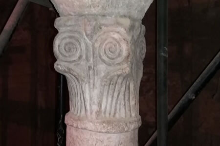 Abbazia di Badia Petroia - Capitello di una colonna della cripta