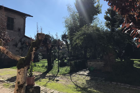 Abbazia di Badia Petroia - Giardino e pozzo nel chiostro del monastero