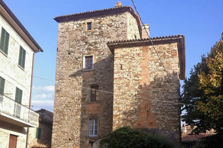 Paese di Badia Petroia - Piazzetta e Torre dei Lanzi
