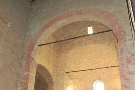 Abbazia di Badia Petroia - Dettaglio dell'arco interno
