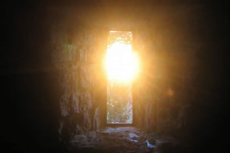 Sole durante il solstizio d'inverno visto dall'interno della Cripta